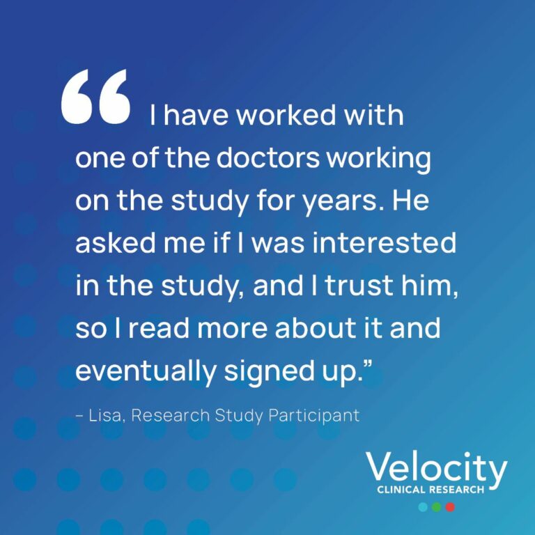 El texto de la imagen dice: &quot;Llevo años trabajando con uno de los médicos que participan en el estudio. Me preguntó si estaba interesada en el estudio y confié en él, así que leí más sobre el tema y al final me apunté.&quot; - Lisa, participante en el estudio de investigación en Velocity Clinical Research