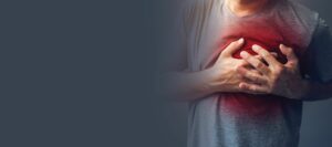 hombre que experimenta dolor torácico relacionado con el colesterol alto