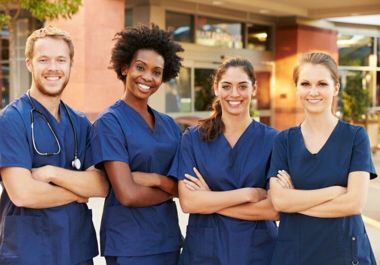 Retrato de un equipo médico a las puertas de un hospital